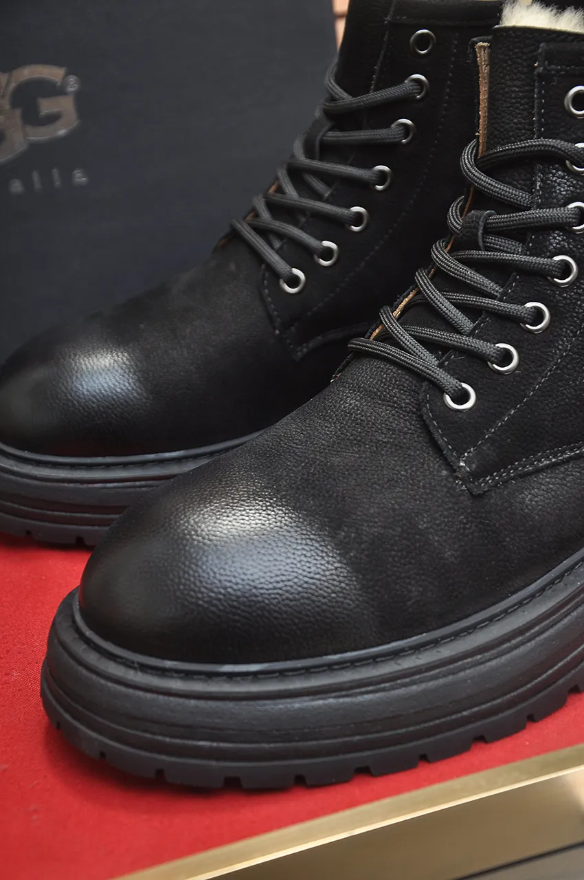 Men's shoes 💰680💶【UGG】(full genuine wool lining) Please pay attention to the quality of the original order and compare the thickness of the wool 🏮🏮Hot style Martin boots from Australia's warm luxury brand men's shoes, official website synchronization, Beckham men's style..., made of imported top-layer waxed cowhide, waxed toe box, Australian real wool velvet lining Carefully sewn...Imported rubber Martin boots outsole (comfortable, soft and wear-resistant). I really like the quality...Exquisite workmanship, you can't put it down once you see it. Code number 39-44